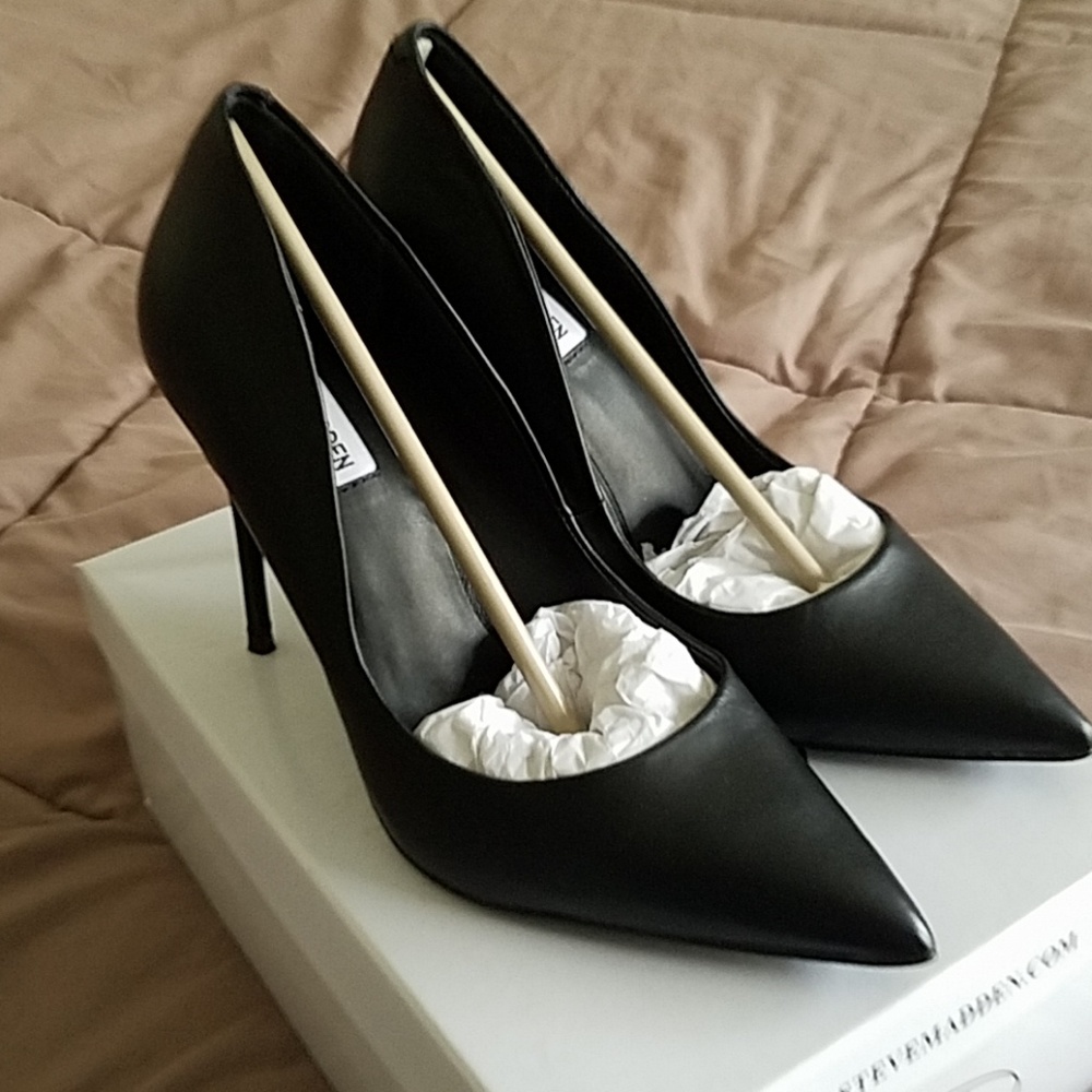 Steve Madden black Daisie pumps